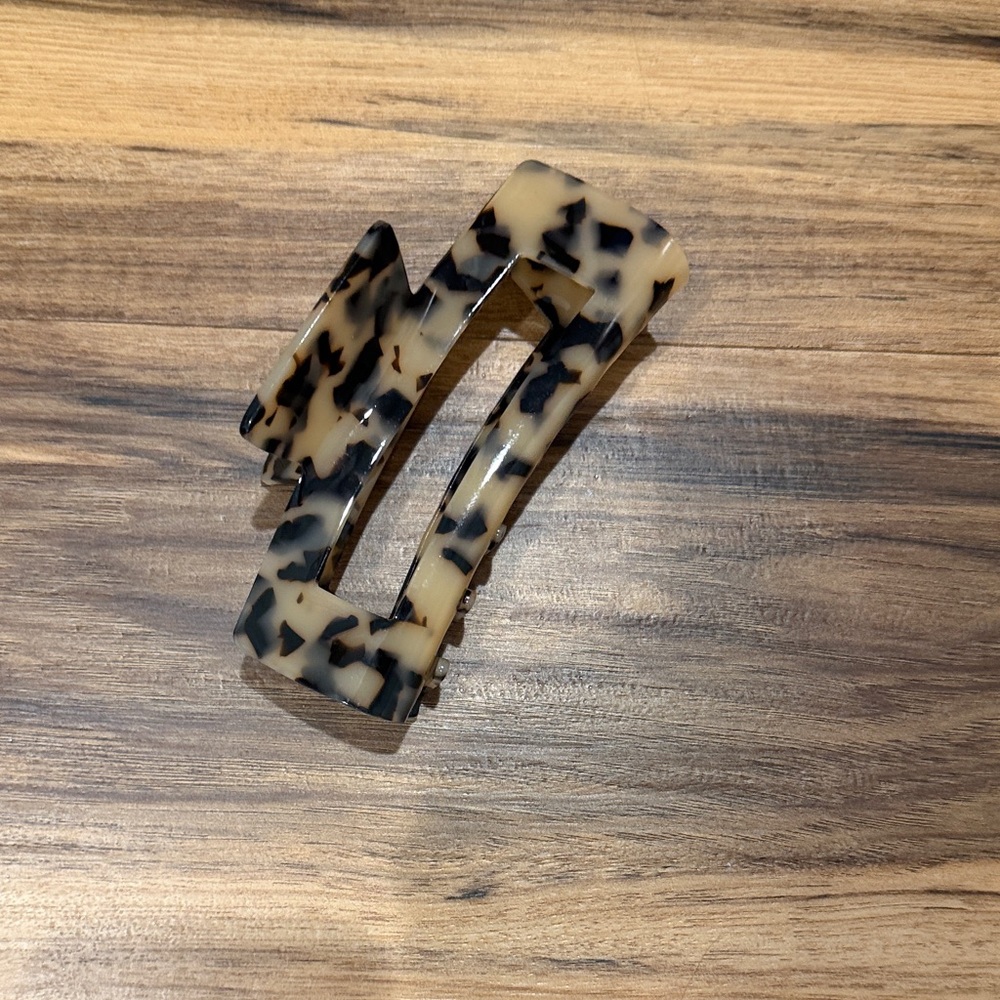 Large scale Tortoise Shell Hair Claw Clip